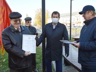 Ветераны Выксы отметили 102-ю годовщину ВЛКСМ на Комсомольской площади (2020 г.)