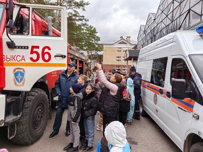 В «Лазурном» дети познакомились с пожарной техникой и работой спасателей